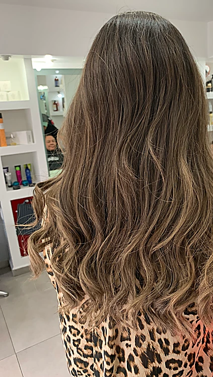 Castaño con luces caramelo en pelo largo ondulado