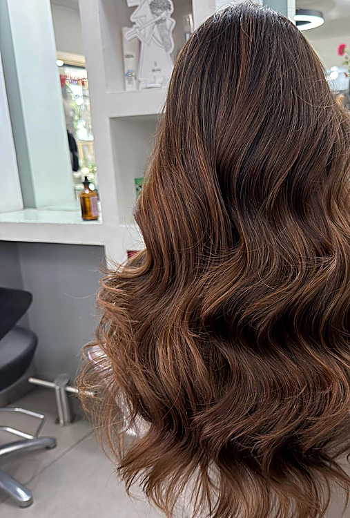 Castaño largo con ondas grandes y brillo