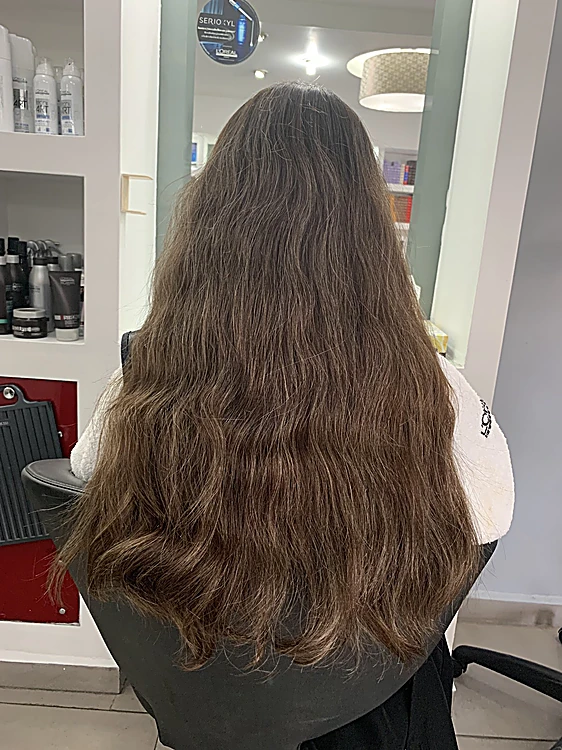 Pelo largo castaño con ondas suaves y naturales