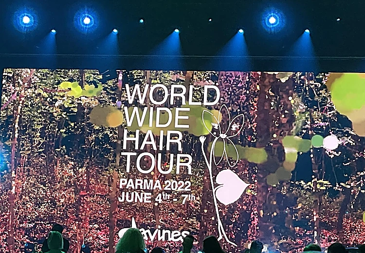 Pantalla del escenario del World Wide Hair Tour de Davines en Parma, junio de 2022