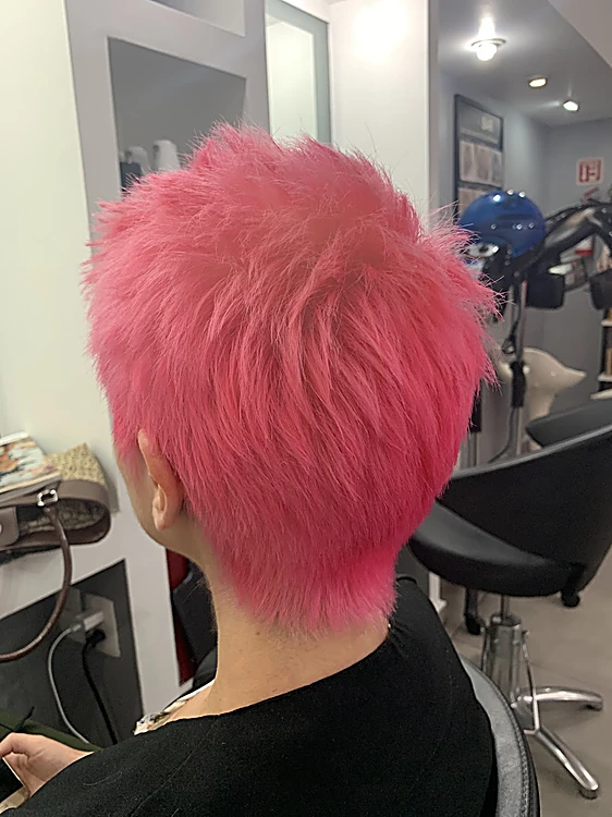 Corte pixie teñido de rosa intenso, vista de espaldas