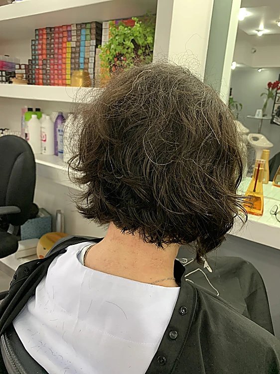 Rizo corto natural a la altura de la nuca
