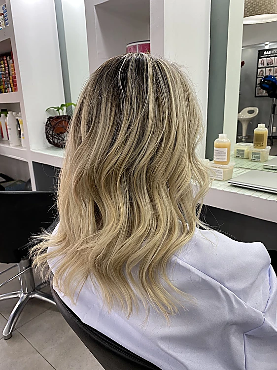 Rubio con balayage y raíz natural, melena a los hombros