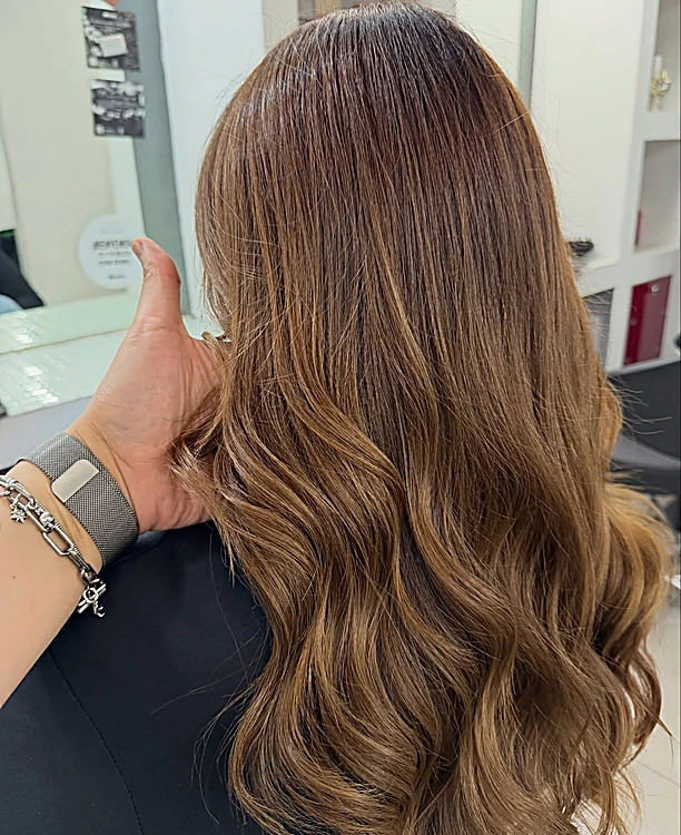 Shadow y balayage: raíz oscura que se aclara hacia las puntas onduladas